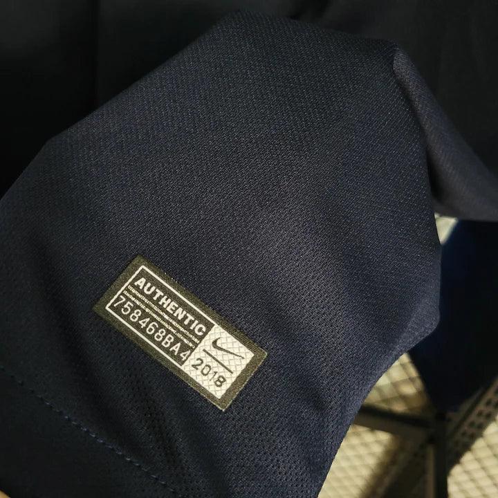 Maillot rétro de l'équipe de France 2018, marque Le 12 -ème Maillot, vue front avec logo et design bleu traditionnel.