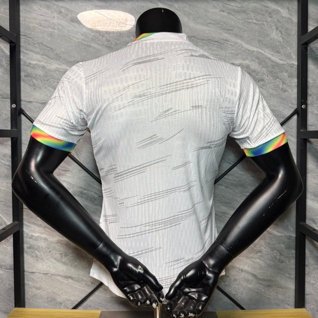 Maillot de football blanc Le 12 -ème Maillot 25/26 Barcelone joueur, vue de face avec logo et détails du design.