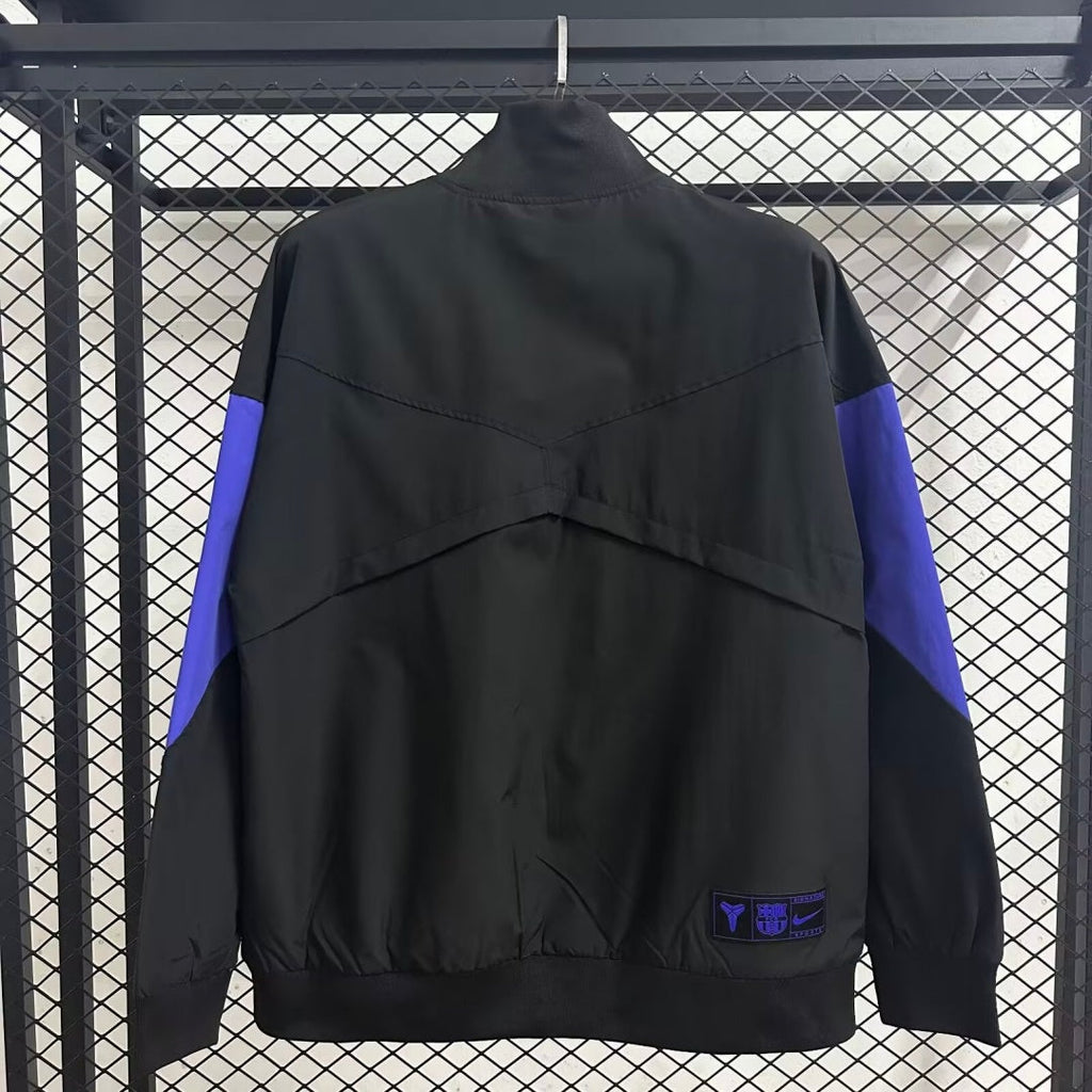 Veste coupe-vent réversible Le 12 -ème Maillot Barcelone, détails de la veste avec logo et poches, vue de face.