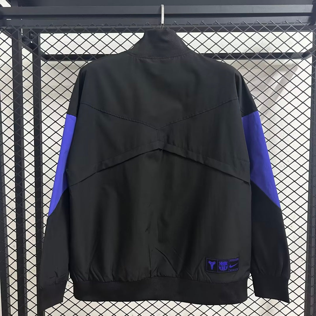 Veste coupe-vent réversible Le 12 -ème Maillot Barcelone, détails de la veste avec logo et poches, vue de face.