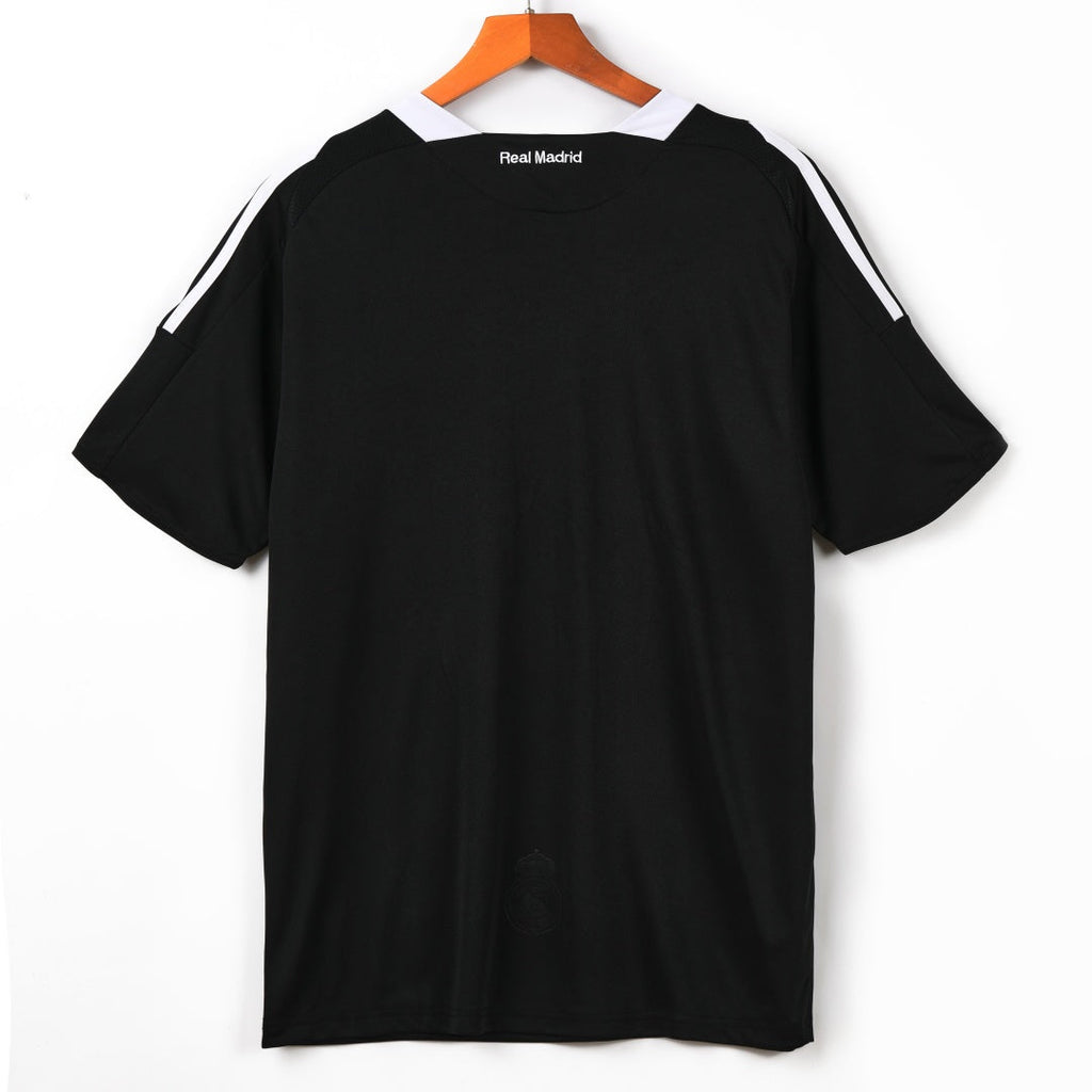 Maillot extérieur rétro du Real Madrid 2009-2010, marque Le 12-ème Maillot, affichant les détails du design vintage.