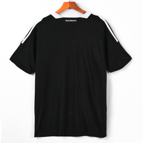 Maillot extérieur rétro du Real Madrid 2009-2010, marque Le 12-ème Maillot, affichant les détails du design vintage.