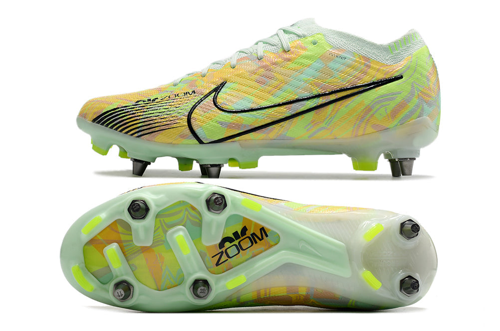 Crampons Mercurial Vapor XV Elite de Le 12 -ème Maillot, vue détaillée montrant les pointes en acier et la conception sportive.