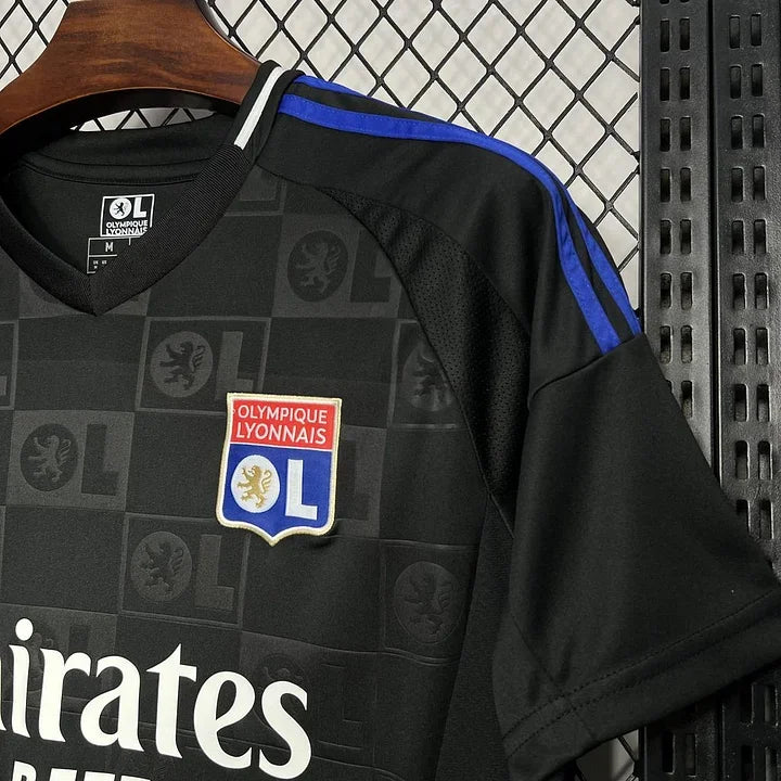 Maillot extérieur de football Olympique Lyonnais 2024-2025, marque Le 12-ème, vue en gros plan sur le design du maillot.
