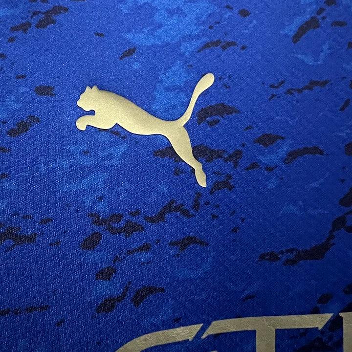Maillot Manchester City 2023/24 Le 12 -ème Maillot, maillot de football à manches, logo et détails du club visibles.