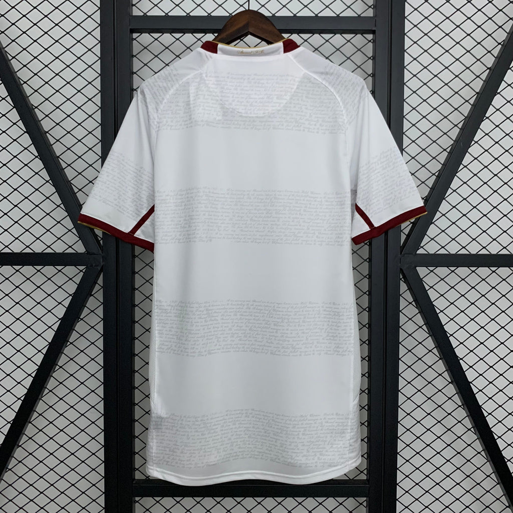 Maillot de football Arsenal Extérieur Rétro Le 12-ème Maillot, maillot de sport avec logo et détails rétro, vue frontale.