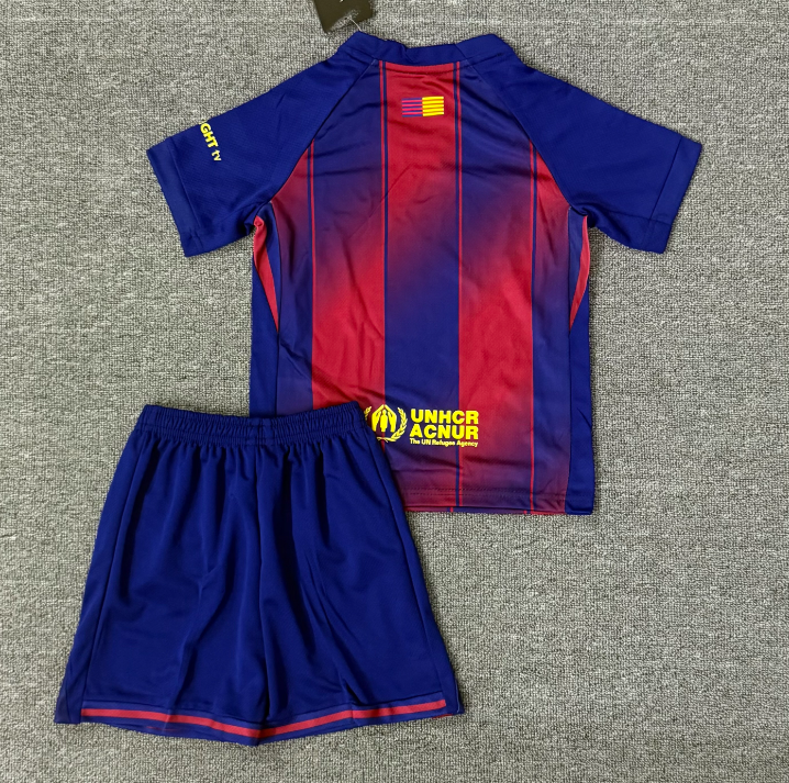 Ensemble enfant Barcelone domicile Le 12 -ème Maillot, maillot et short avec logo, couleurs officielles du club.