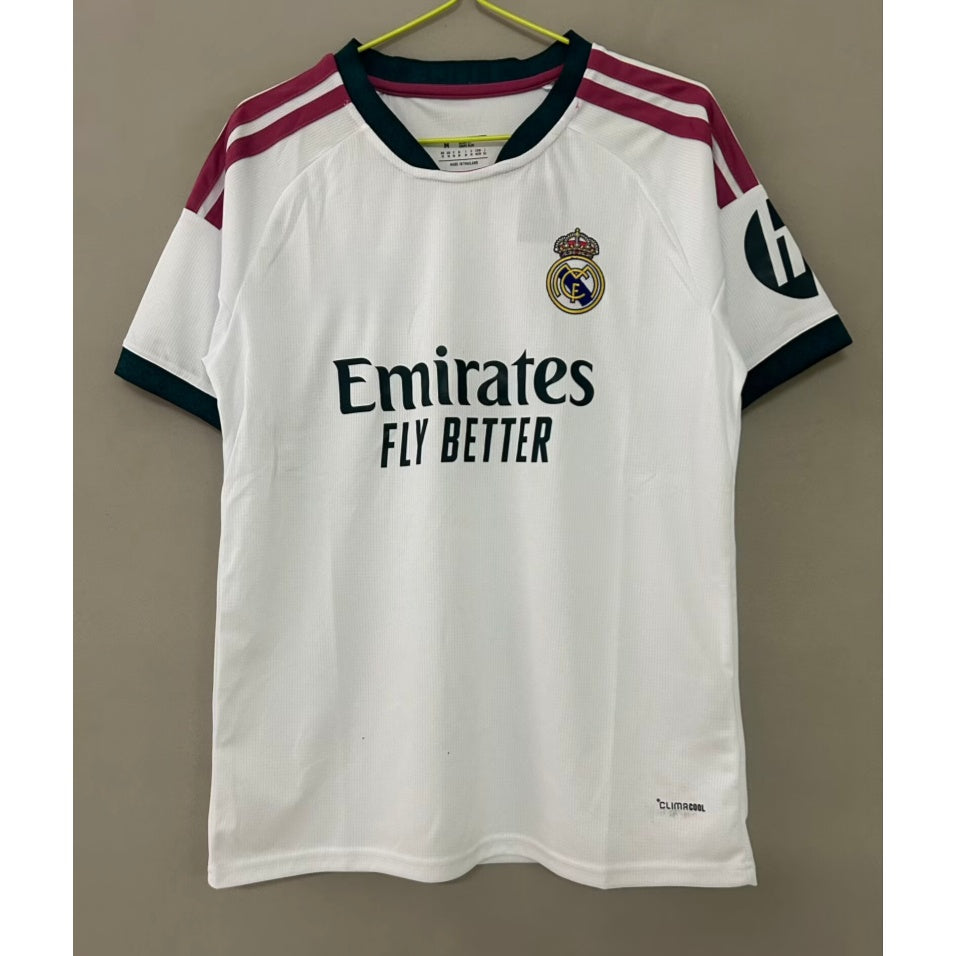 Maillot domicile 26/27 Real Madrid Le 12 -ème Maillot, maillot de football blanc avec logo et détails officiels.