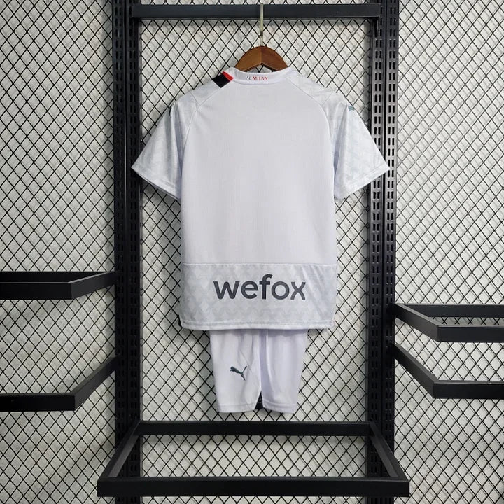 Maillot enfant AC Milan Le 12 -ème Maillot, maillot de football rouge avec logo du club et détails blancs, vue de face.