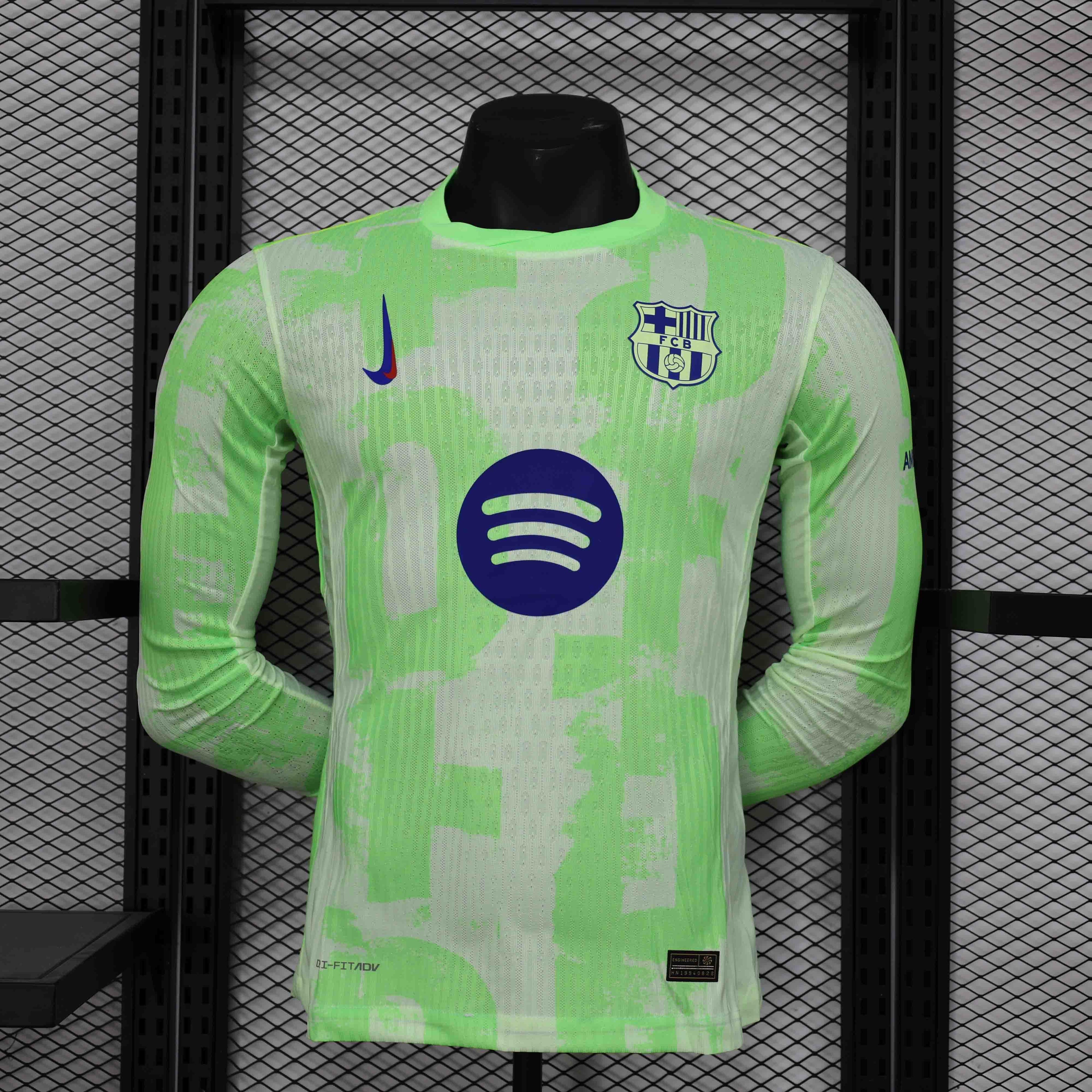 Maillot à manches longues Barcelone 24-25 de la marque Le 12 -ème Maillot, vue du devant avec logo et détails.