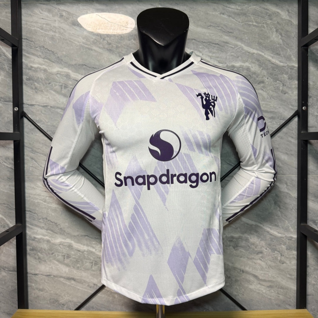 Maillot extérieur Manchester United 25/26 à manches longues, modèle Le 12 -ème Maillot, avec logo et détails de l'équipe.