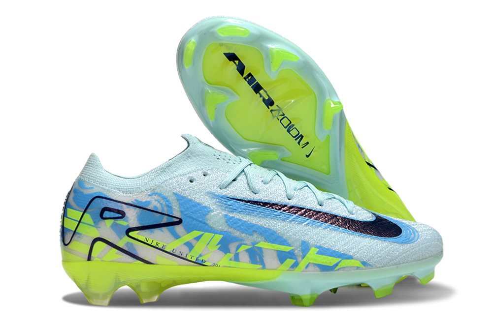 Crampons Mercurial Vapor XV Elite de Le 12 -ème Maillot, vue en gros plan montrant la semelle avec pointes métalliques.