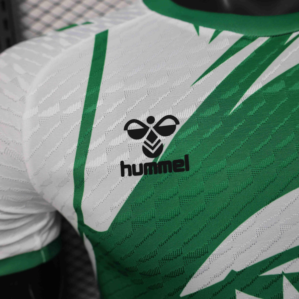 Maillot de football Betis concept 2025-26 de la marque Le 12 -ème Maillot, vue avant avec logo et design moderne.