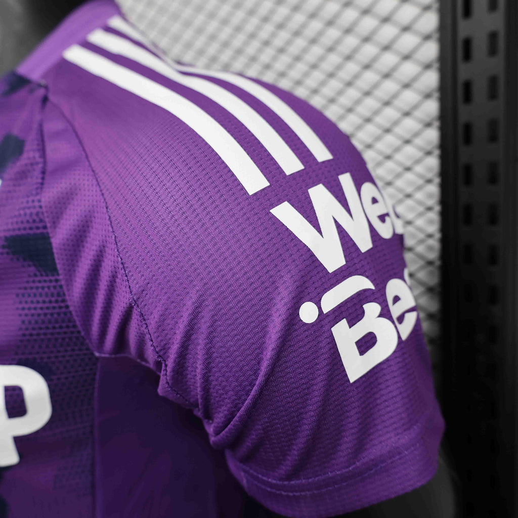 Maillot Fulham 2024-25 Le 12 -ème Maillot, maillot de football avec logo et design officiel, vue frontale sur fond blanc