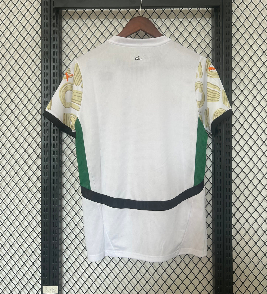 Maillot 24/25 Cote d'Ivoire Le 12 -ème Maillot, maillot de football avec logo et couleurs ivoiriennes, vue en gros plan.