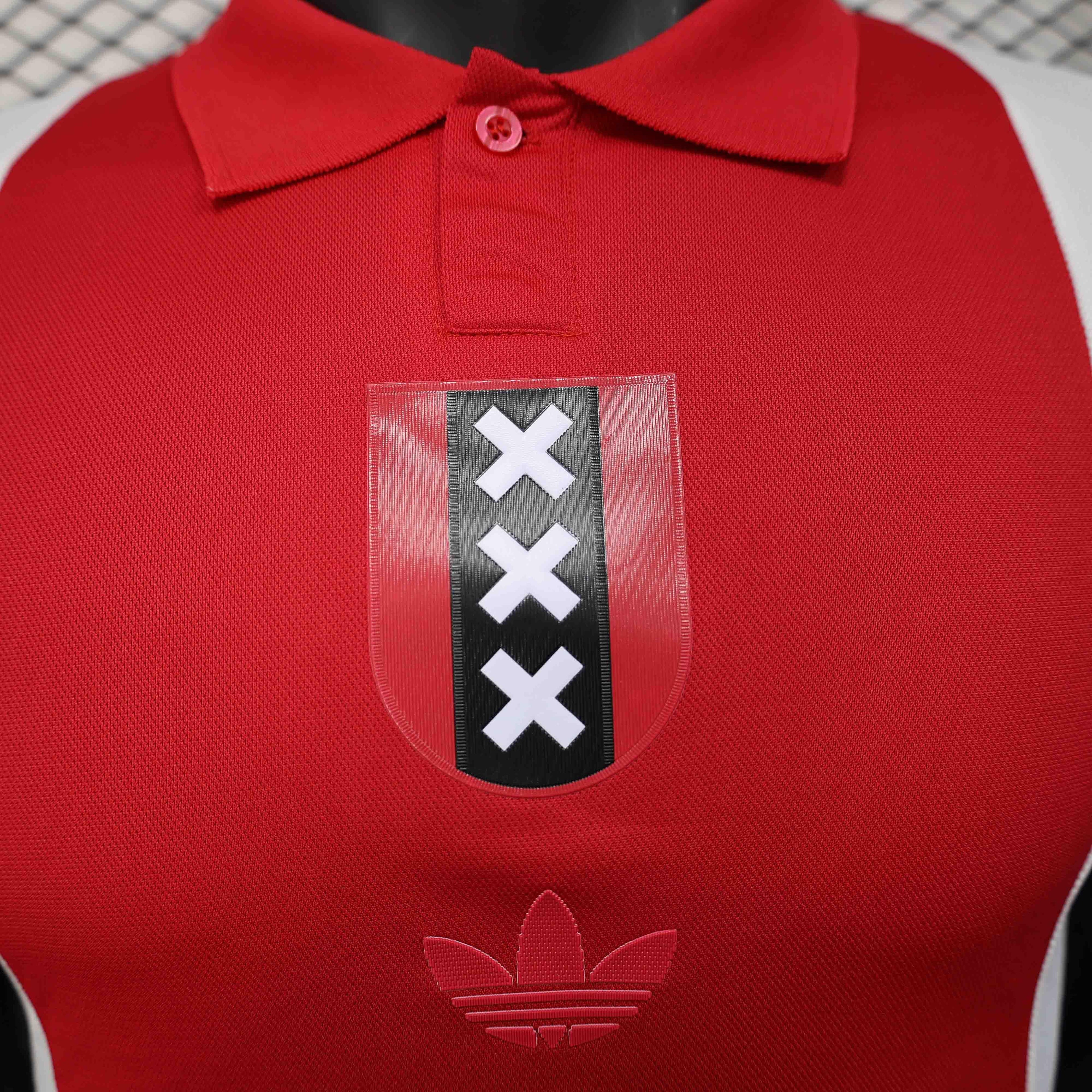 Maillot de football Ajax concept 2025-26 de la marque Le 12 -ème Maillot, avec design moderne et logo Ajax visible.