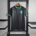 Maillot de football Brésil 22/23 Le 12 -ème Maillot avec motif léopard noir, vue front sur le maillot.