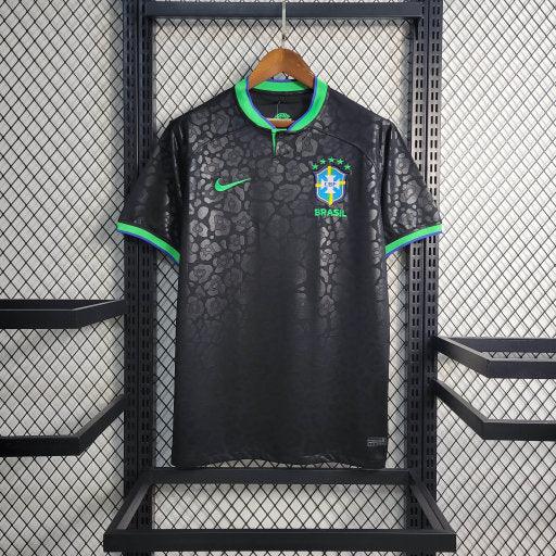 Maillot de football Brésil 22/23 Le 12 -ème Maillot avec motif léopard noir, vue front sur le maillot.