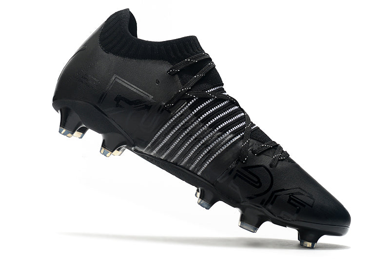 Crampons Future Z 1.1FG de Le 12 -ème Maillot, vue détaillée montrant les pointes en acier et la fixation robuste.