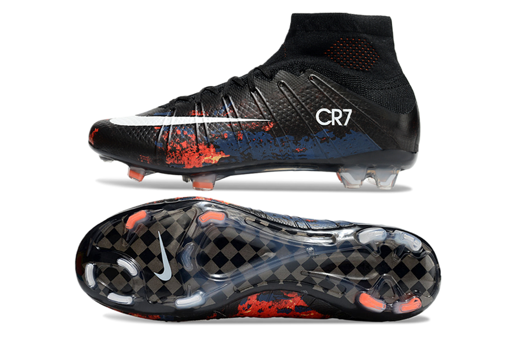 Crampons Mercurial Superfly de Le 12 -ème Maillot, vue en gros plan, avec lames en acier pour le football sur herbe.