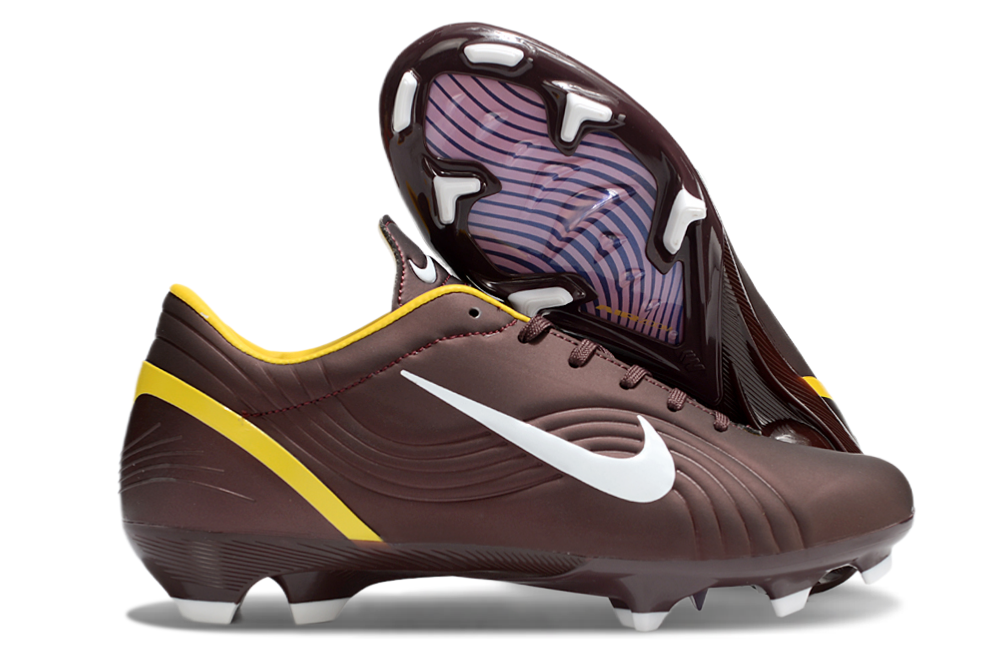 Crampons Mercurial Vapor IX élite (R9) de Le 12-ème Maillot, vue en gros plan sur les pointes en acier pour football.