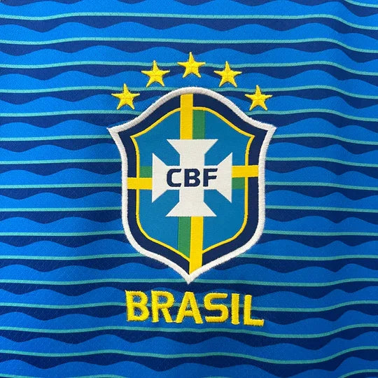 Maillot extérieur Brésil 2024/2025 Le 12, maillot de football avec design vert, jaune et bleu, porté sur un mannequin.