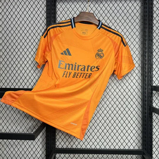 Maillot extérieur Real Madrid 2024/25 Le 12, vue de face avec logo et design blanc et bleu, pour la saison 2024/25.