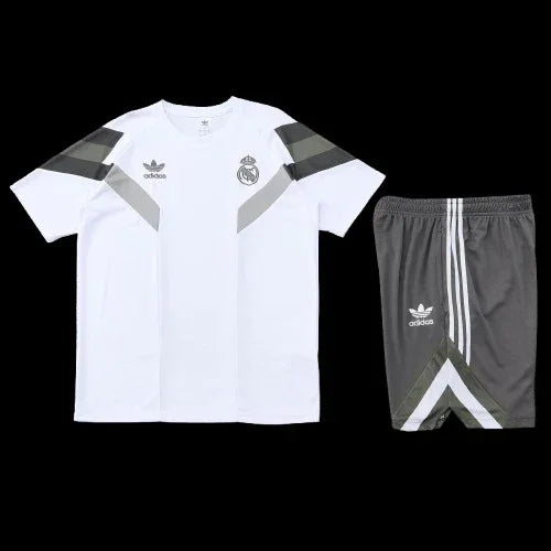 Maillot Real Madrid de l'ensemble Le 12 -ème Maillot, maillot de football blanc avec logo et détails du club, vue frontale.