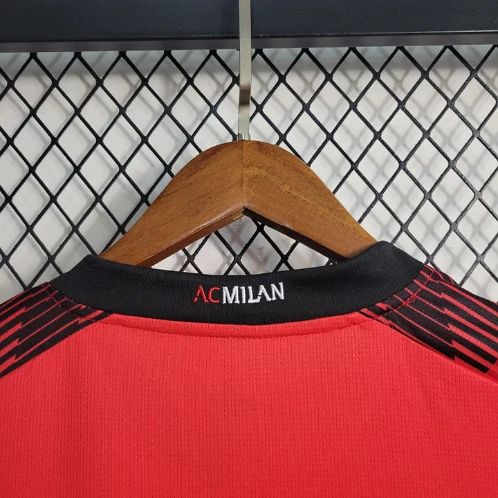 Maillot domicile AC Milan 2023-2024 Le 12 -ème Maillot, maillot de football rouge avec logo et détails blancs, vue de face