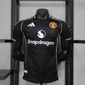 Maillot Manchester United concept 2025-26 de la marque Le 12 -ème Maillot, vue de face avec logo et design moderne.