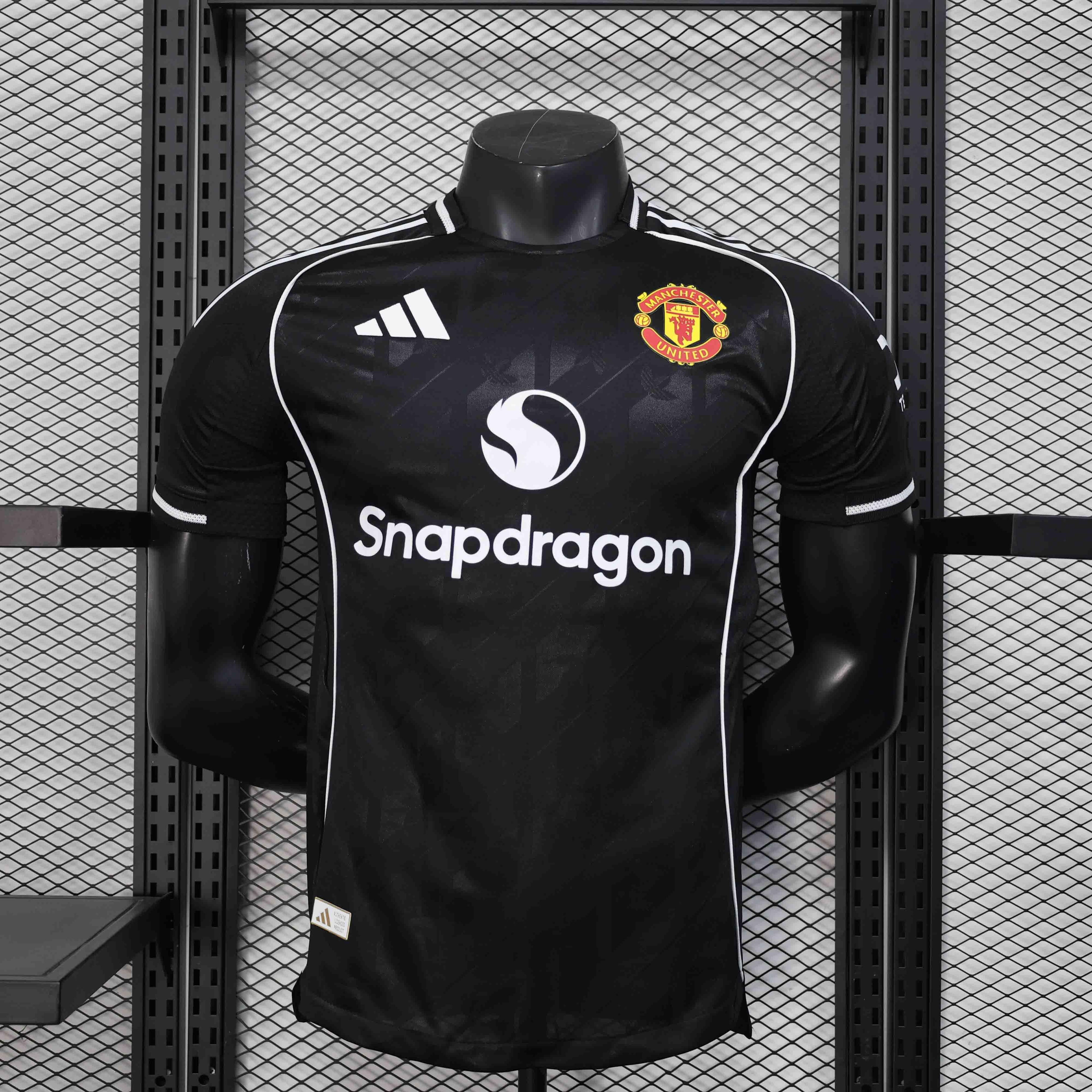 Maillot Manchester United concept 2025-26 de la marque Le 12 -ème Maillot, vue de face avec logo et design moderne.