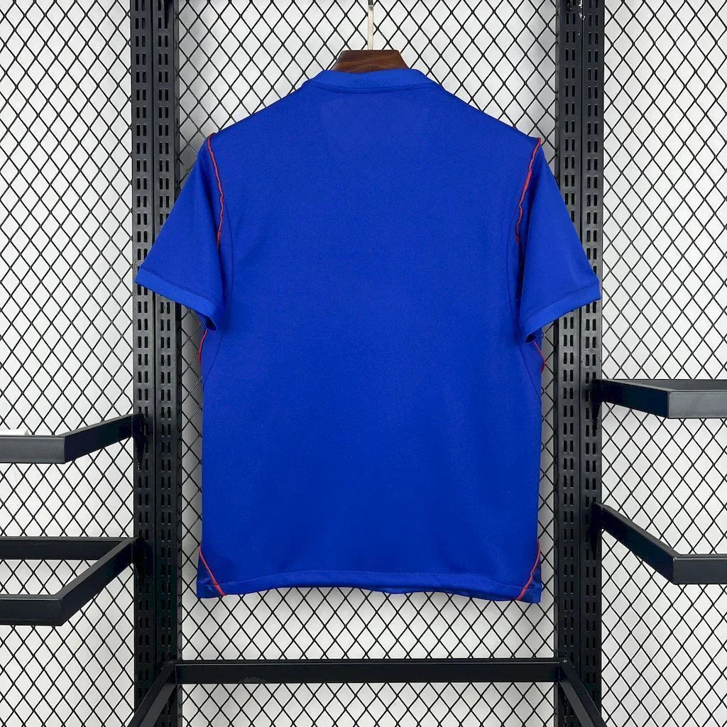 Maillot extérieur de la Croatie pour la Coupe du Monde 2026, marque Le 12 -ème Maillot, vue de face avec logo et détails en bleu.