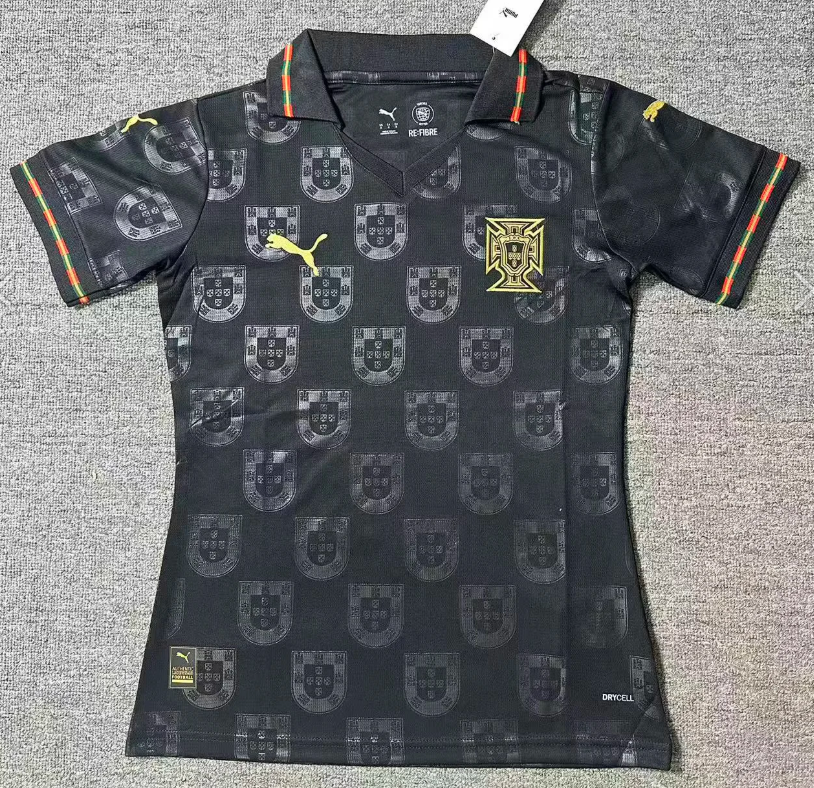 Maillot Portugal spécial noir pour femme, taille 25/26, de la marque Le 12 -ème Maillot, vue en gros plan.