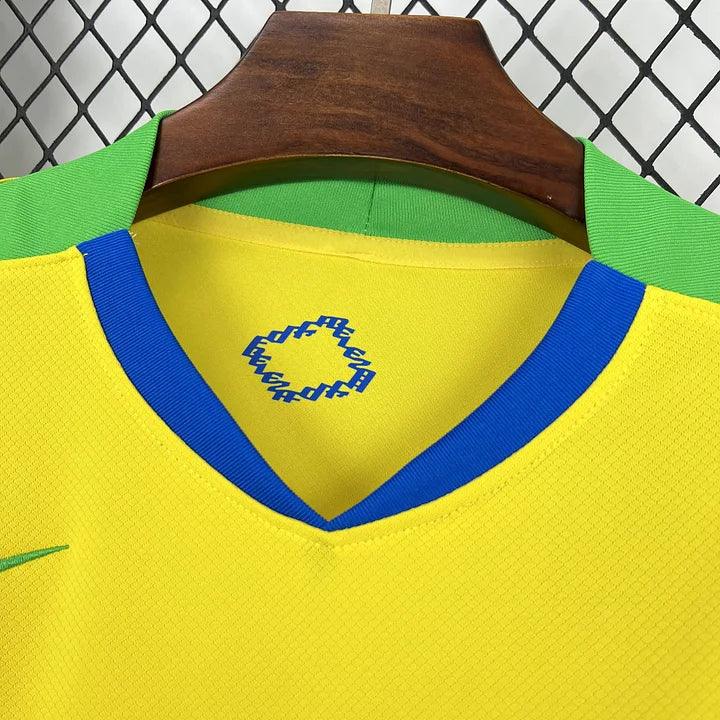 Maillot domicile Brésil 2025-2026 de football, marque Le 12, avec couleurs vertes, jaunes et logo national visible.