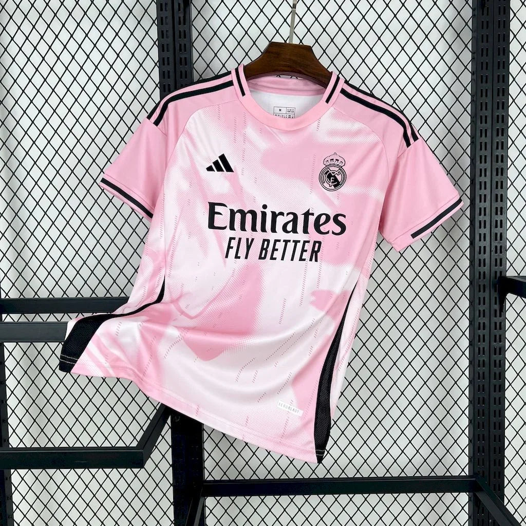 Maillot concept du Real Madrid 2025 par Le 12 -ème Maillot, devant avec logo et design moderne, vue frontale.