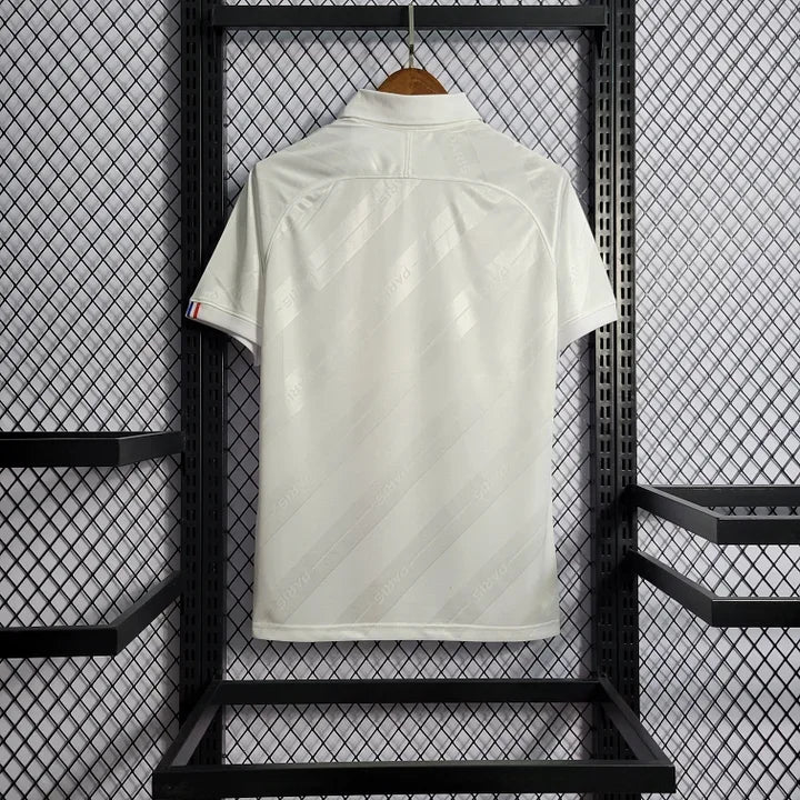 Maillot de football Paris Retro 2019-2020 de la marque Le 12, vue de face avec détails du design et logo.