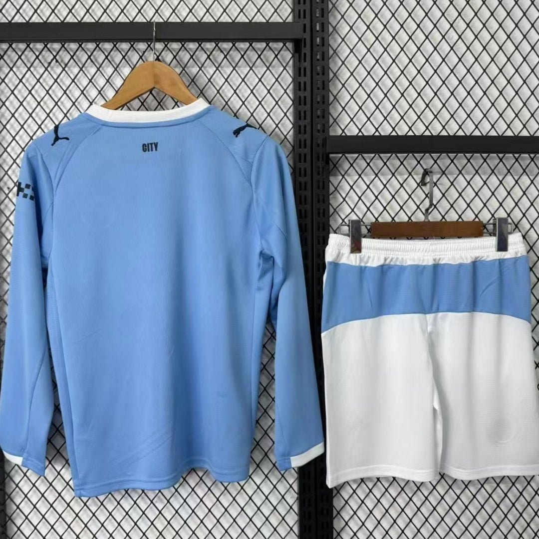 Ensemble Manchester City domicile adulte, maillot à manches longues Le 12-ème Maillot, logo et détails du club visible.