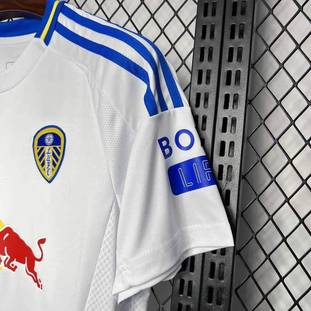 Maillot Leeds United 2024-25 par Le 12 -ème Maillot, maillot de football bleu avec logo de l'équipe et détails de l'année.
