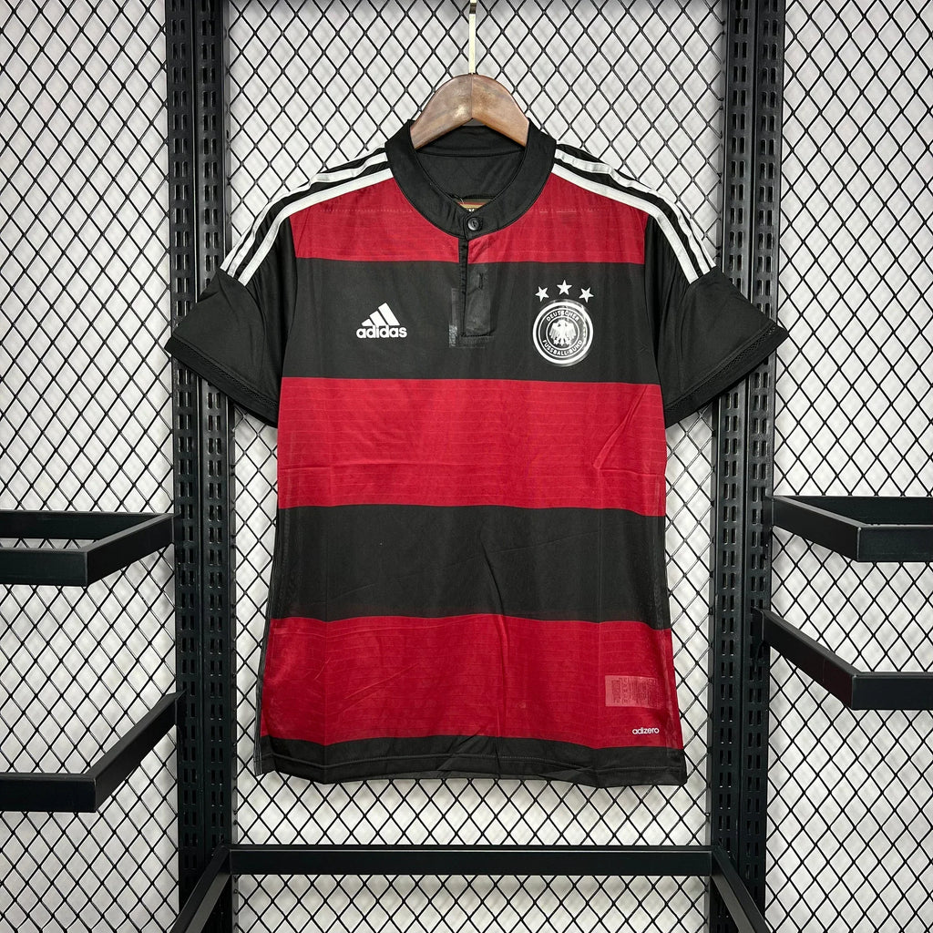 Maillot rétro Allemagne 2014 de l'équipe nationale, modèle Le 12, vue en gros plan avec logo et détails du maillot.