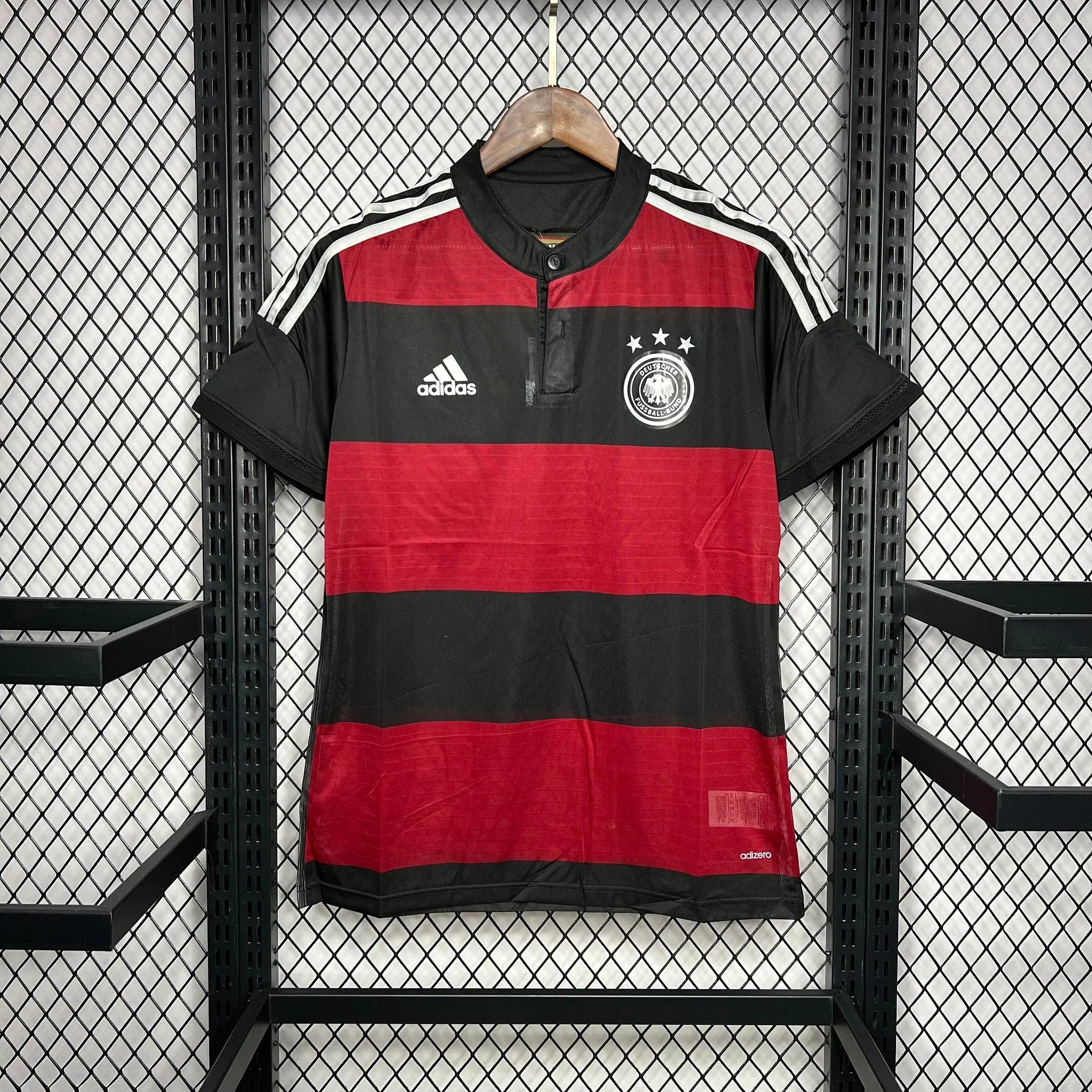 Maillot rétro Allemagne 2014 de l'équipe nationale, modèle Le 12, vue en gros plan avec logo et détails du maillot.