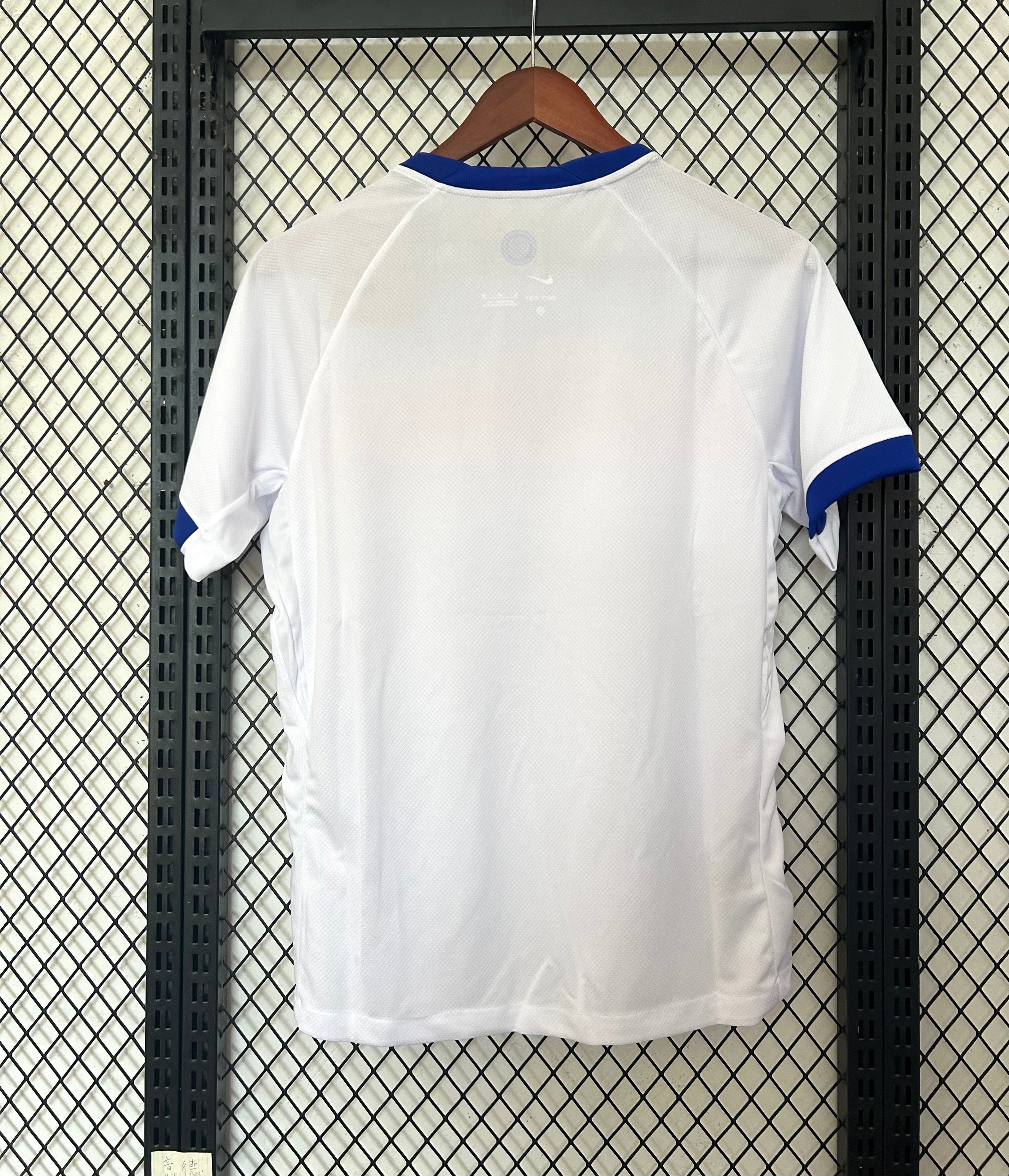 Maillot de football Angleterre 25/26, marque Le 12 -ème Maillot, vue front avec logo et détails du design.