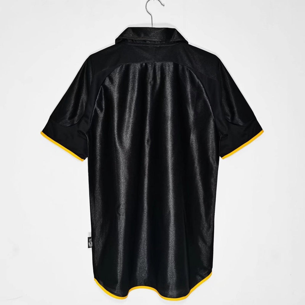 Maillot extérieur rétro Real Madrid 1999-2001, modèle Le 12-ème Maillot, avec logo et design classique blanc et violet.