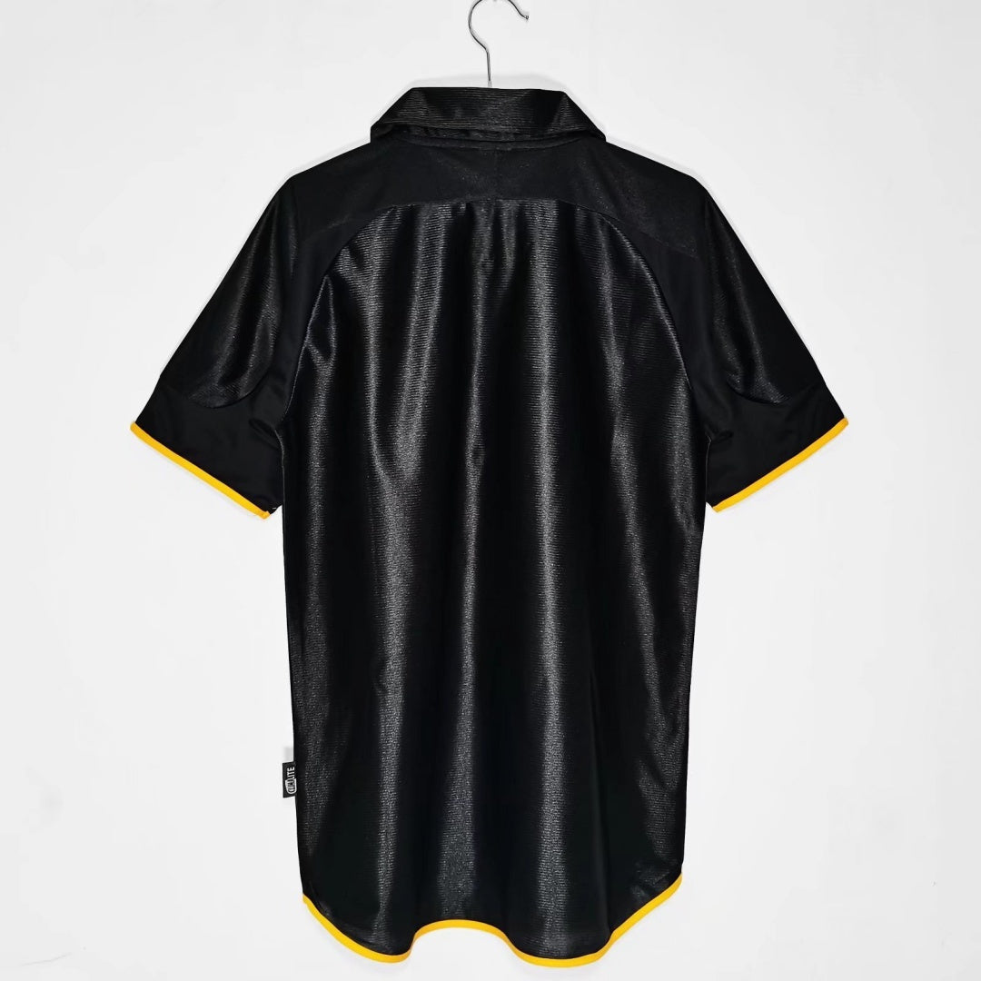 Maillot extérieur rétro Real Madrid 1999-2001, modèle Le 12-ème Maillot, avec logo et design classique blanc et violet.