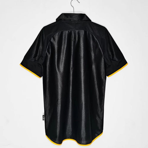 Maillot extérieur rétro Real Madrid 1999-2001, modèle Le 12-ème Maillot, avec logo et design classique blanc et violet.