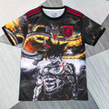 Maillot japonais anime Spécial A1 pour enfants 25/26, couleur vibrante, porté par un mannequin, détails du design visible.