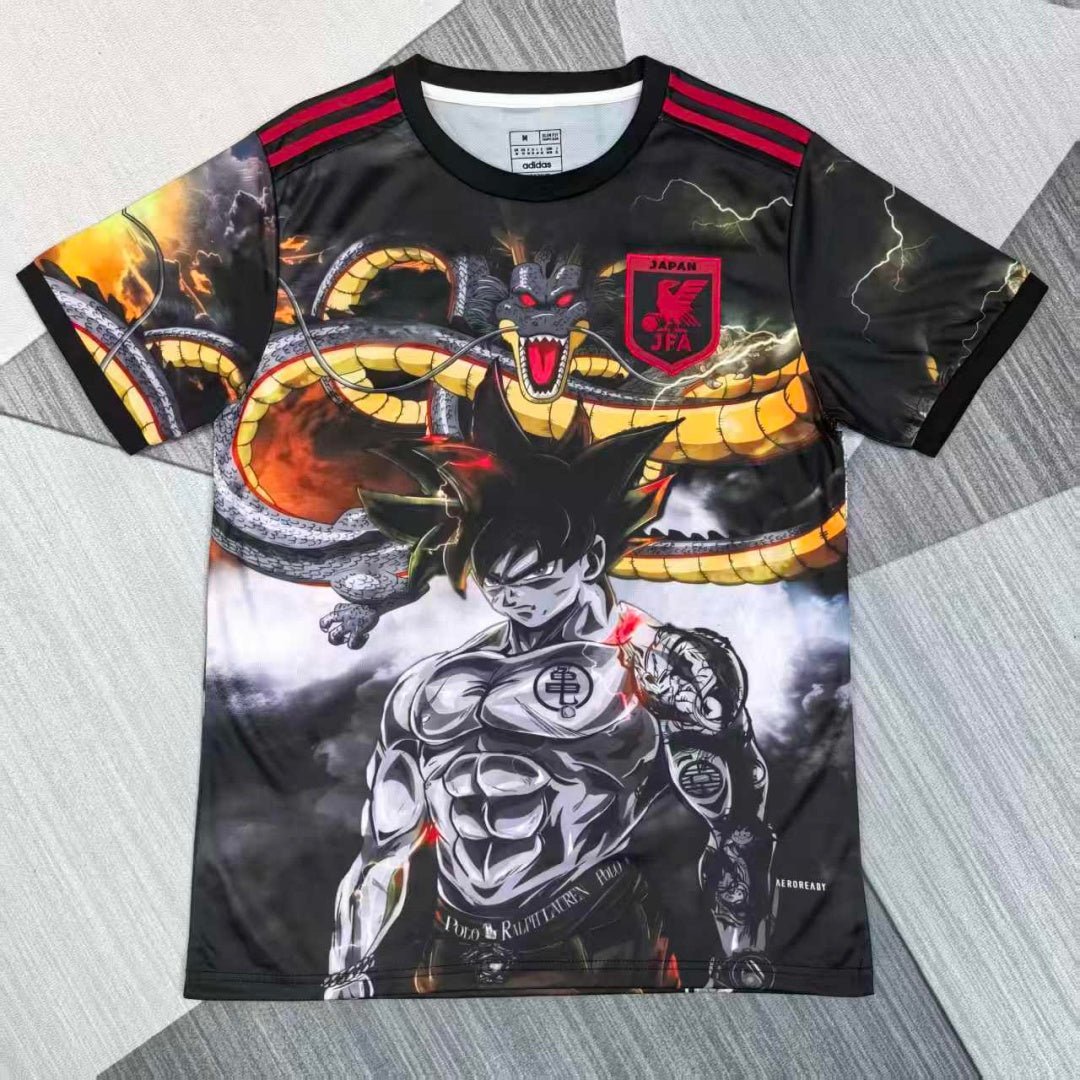 Maillot japonais anime Spécial A1 pour enfants 25/26, couleur vibrante, porté par un mannequin, détails du design visible.
