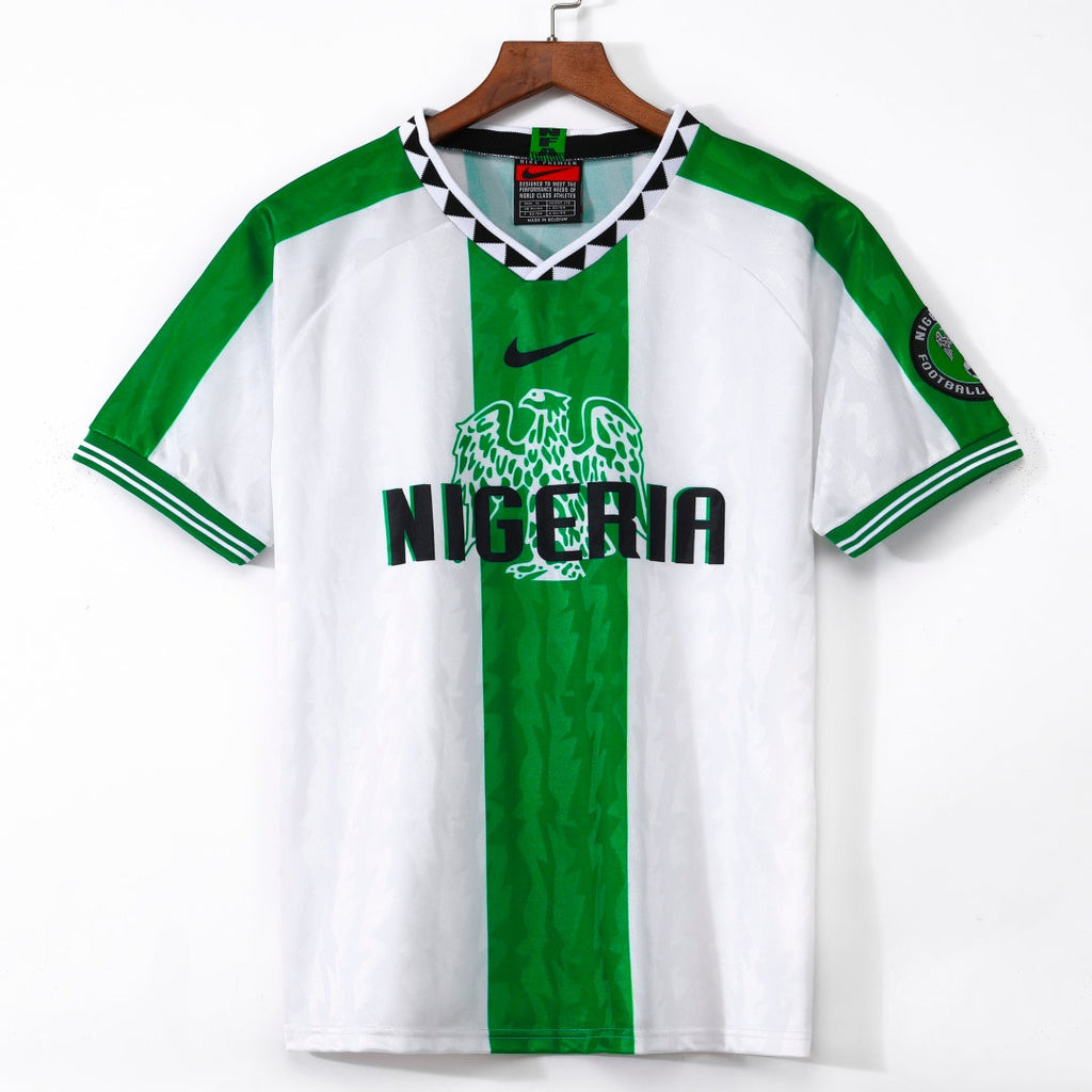 Maillot extérieur Nigeria 1996 Le 12ème Maillot, rétro, en tissu avec les couleurs vert, jaune et blanc, logo de l'équipe.