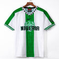 Maillot extérieur Nigeria 1996 Le 12ème Maillot, rétro, en tissu avec les couleurs vert, jaune et blanc, logo de l'équipe.
