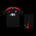 Ensemble Liverpool Le 12 -ème Maillot avec maillot de football rouge et short assorti, vue frontale.