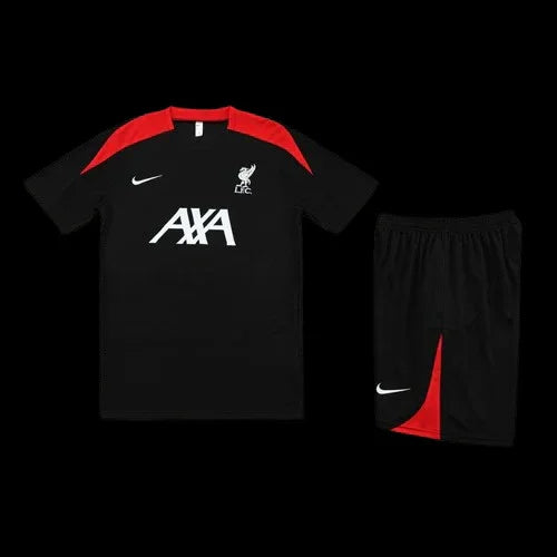 Ensemble Liverpool Le 12 -ème Maillot avec maillot de football rouge et short assorti, vue frontale.